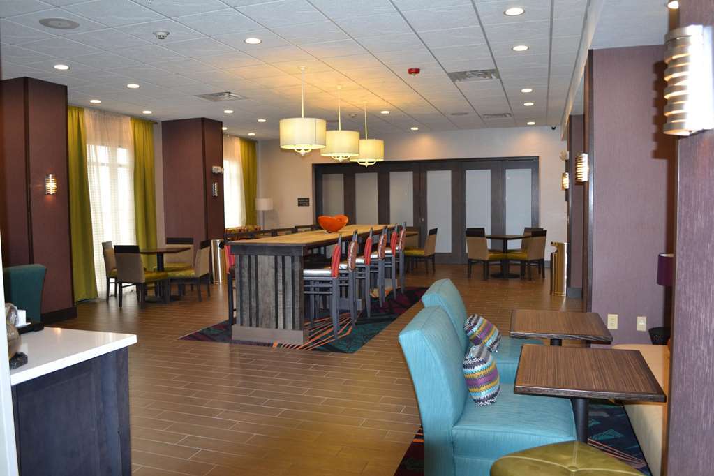 Hampton Inn Pratt Interior photo