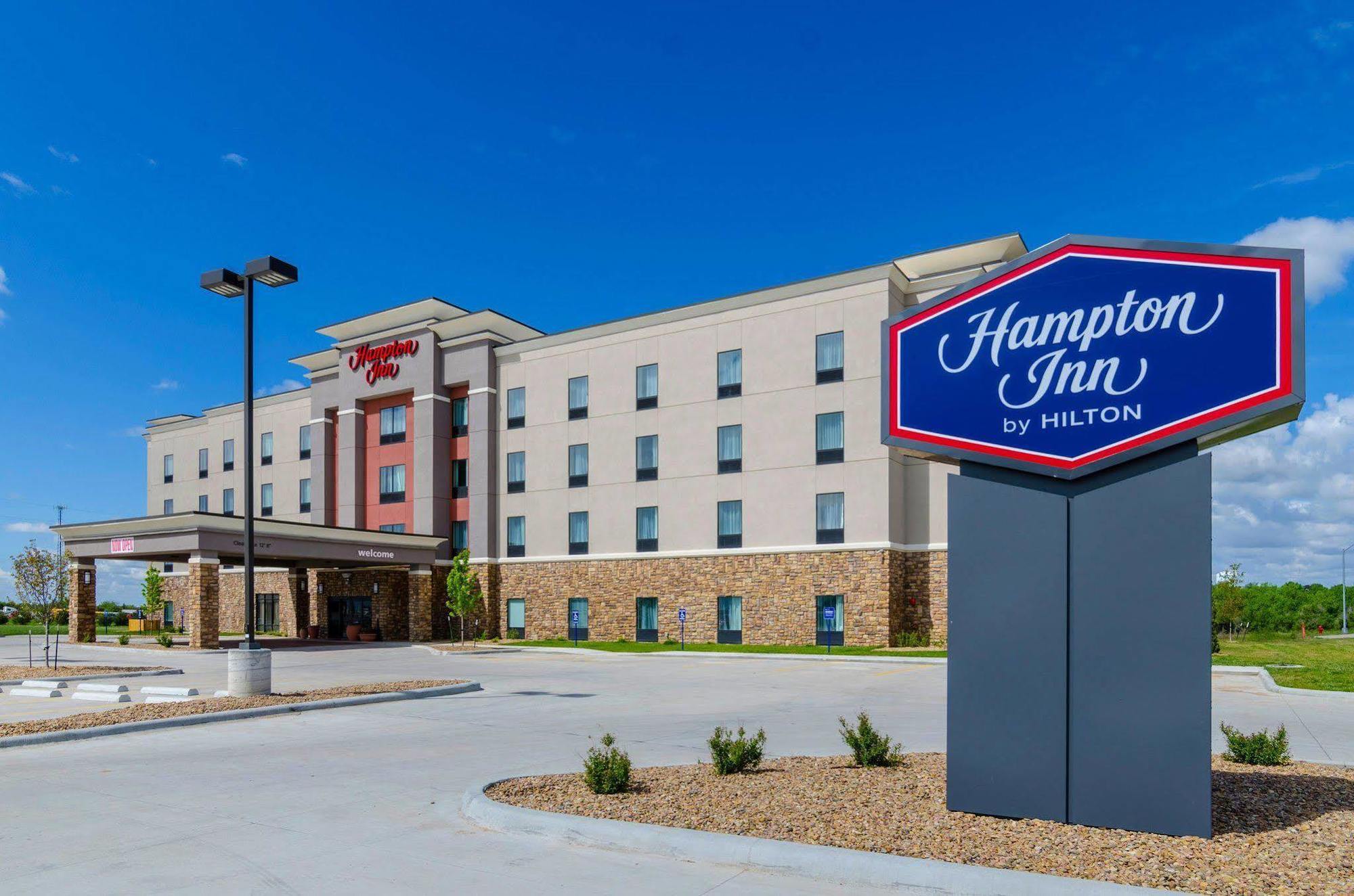 Hampton Inn Pratt Exterior photo