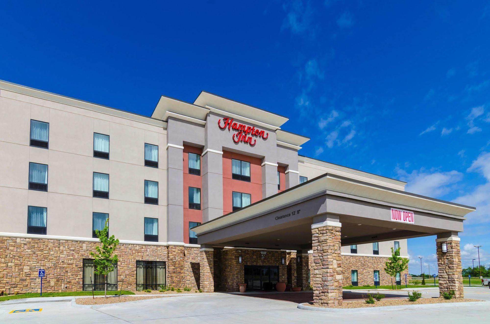 Hampton Inn Pratt Exterior photo