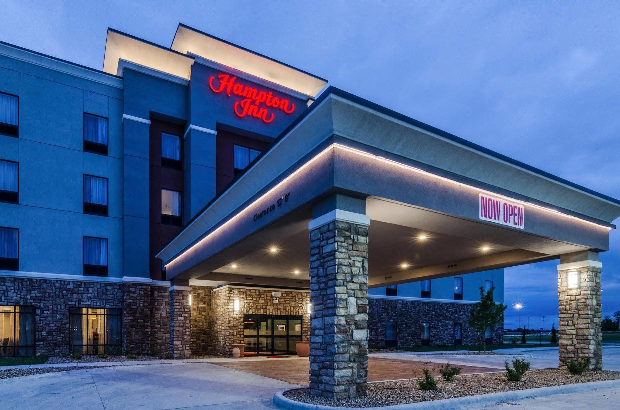 Hampton Inn Pratt Exterior photo