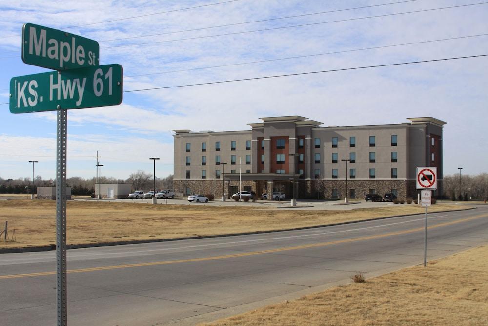 Hampton Inn Pratt Exterior photo