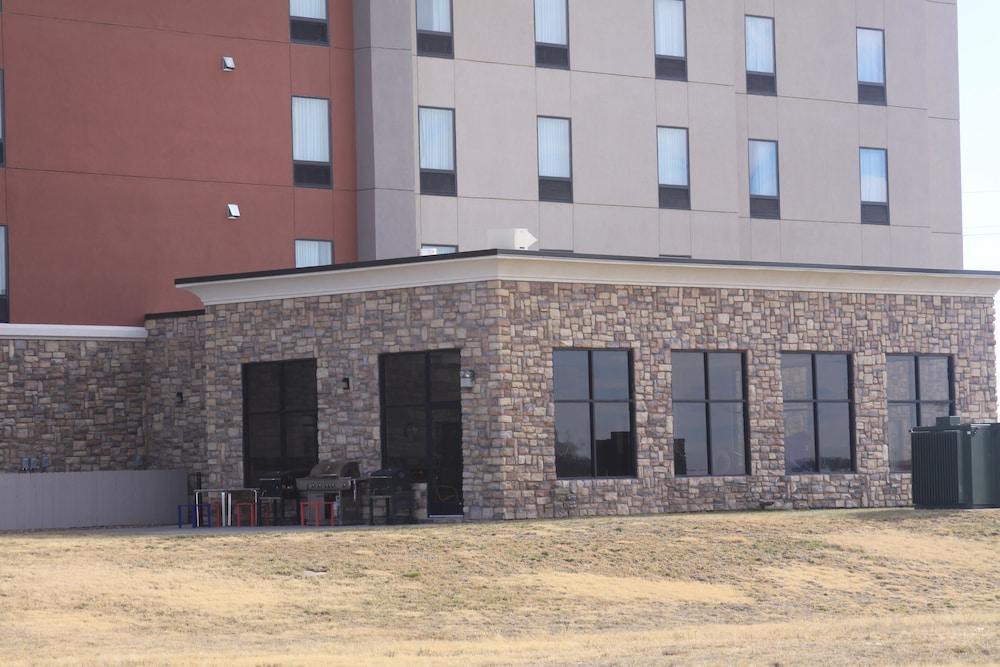 Hampton Inn Pratt Exterior photo